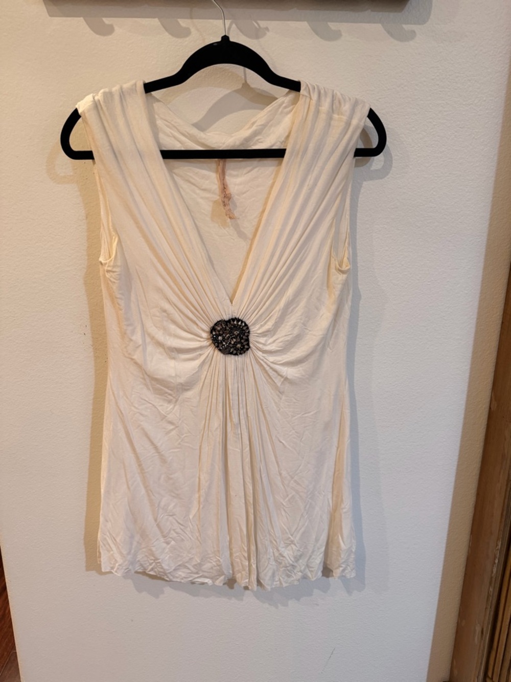 Bailey 44 Cream Sleeveless V-Neck Top with Center Brooch